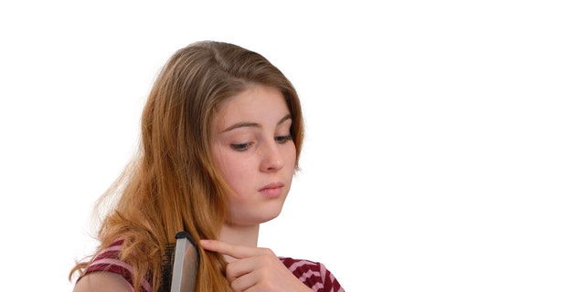 Haarausfall bei Mädchen im Teenageralter kann zu einem emotionalen Trauma in einer kritischen Zeit in ihrem Leben führen.