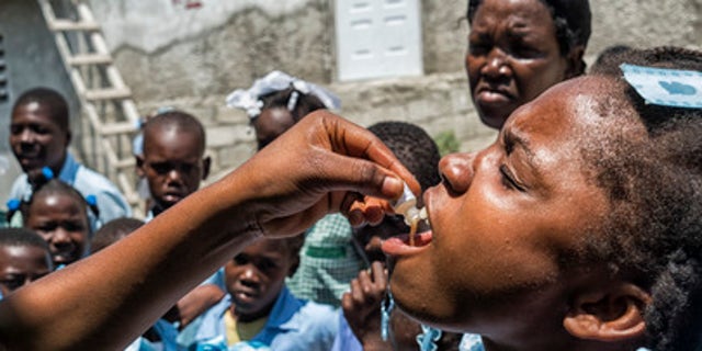 UNICEF, together with other agencies, conducts the first phase of a cholera vaccination campaign in Arcahaie, Haiti, that will target 400,000 people in 2016. (UN Photo/Logan Abassi)