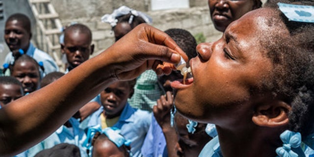 UNICEF, together with other agencies, conducts the first phase of a cholera vaccination campaign in Arcahaie, Haiti, that will target 400,000 people in 2016. (UN Photo/Logan Abassi)