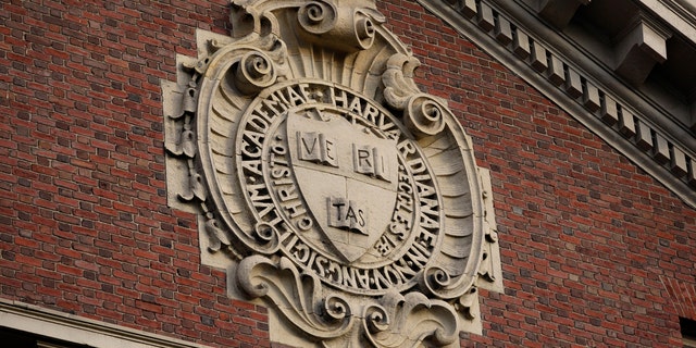 ختم معلق فوق مبنى في جامعة هارفارد في كامبريدج ، ماساتشوستس في 16 نوفمبر 2012.