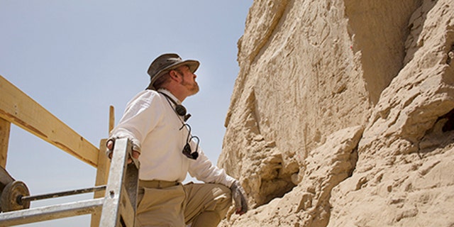 Yale Egyptologist John Darnell examines the hieroglyphs (Alberto Urcia, Elkab Desert Survey Project).