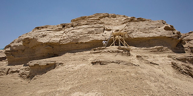 The site of the inscriptions (Alberto Urcia, Elkab Desert Survey Project)