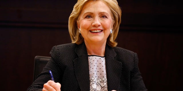 Former U.S. Secretary of State Hillary Clinton signs copies of her book "Hard Choices" at a Barnes & Noble book store in Los Angeles, California June 19, 2014. REUTERS/Lucy Nicholson (UNITED STATES - Tags: POLITICS MEDIA) - RTR3UQNK