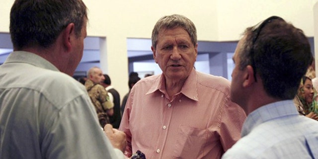 U.S. special representative to Pakistan and Afghanistan Richard Holbrooke (C) talks with U.S. ambassador to Afghanistan Karl Eikenberry (L) during his visit to Kandahar June 21, 2010. (Reuters)
