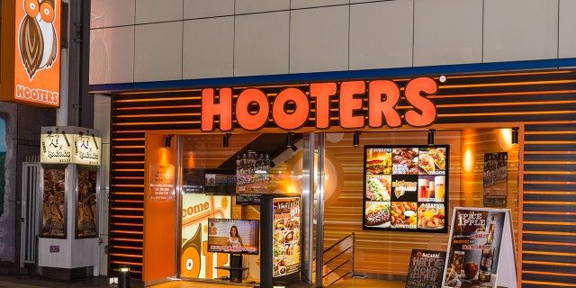 497934b7-hooters istock