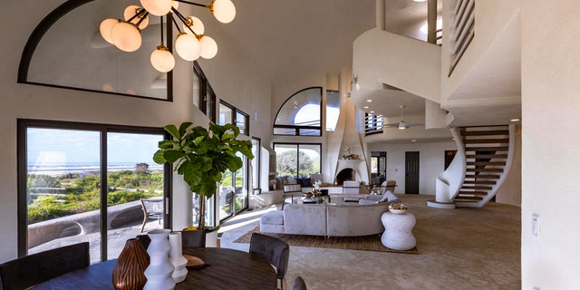 Constructed in 1991 by Huiet and Helen Paul, the “Eye of the Storm” rose to replace another beachfront property lost to Hurricane Hugo.