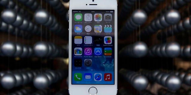 Apple's new iPhone 5S is displayed at an Apple shop in Tokyo's Ginza shopping district, September 20, 2013. REUTERS/Yuya Shino (JAPAN - Tags: BUSINESS TELECOMS) - RTX13S5I