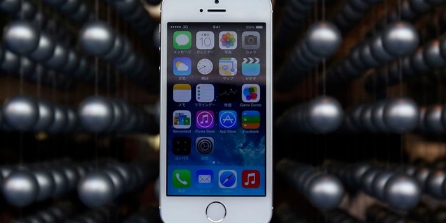 Apple's new iPhone 5S is displayed at an Apple shop in Tokyo's Ginza shopping district, September 20, 2013. REUTERS/Yuya Shino (JAPAN - Tags: BUSINESS TELECOMS) - RTX13S5I