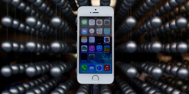 Apple's new iPhone 5S is displayed at an Apple shop in Tokyo's Ginza shopping district, September 20, 2013. REUTERS/Yuya Shino (JAPAN - Tags: BUSINESS TELECOMS) - RTX13S5I