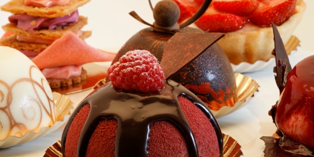 designer cakes on a pie plate