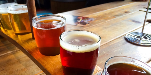 De la bière artisanale est servie ensemble dans un plateau d'échantillons aux amateurs de bière dans un restaurant de l'Oregon.