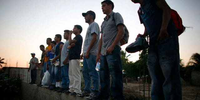 Central American migrants wait infron of the Casa del Migrante en Arriaga, Chiapas, on June 7, 2011. (Foto AP/Miguel Tovar)