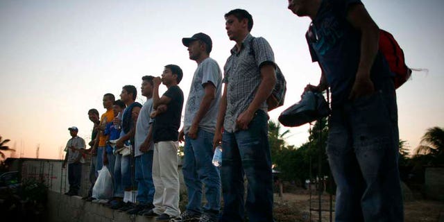 Central American migrants wait infron of the Casa del Migrante en Arriaga, Chiapas, on June 7, 2011. (Foto AP/Miguel Tovar)