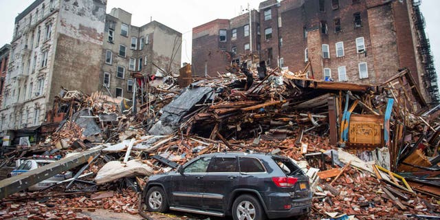 Una montaña de escombros en el lugar de una explosión en el barrio de East Village de Nueva York, el viernes 27 de marzo de 2015. 19 personas resultaron heridas en el accidente, cuatro de ellas de gravedad, tras la explosión e incendio del jueves. Según investigadores la explosión se pudo deber a una fuga de gas. (Foto AP/The New York Times, Nancy Borowick, Pool)