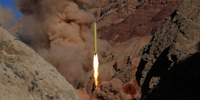 行進 9, 2016: In this photo obtained from the Iranian Fars News Agency, a Qadr H long-range ballistic surface-to-surface missile is fired by Iran's powerful Revolutionary Guard, during a maneuver, in an undisclosed location in Iran.