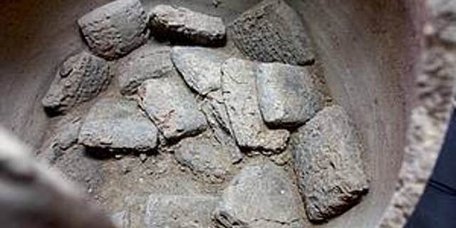The Assyrian cuneiform tablets in a ceramic vessel (Photo: Peter Pfälzner, University of Tübingen)