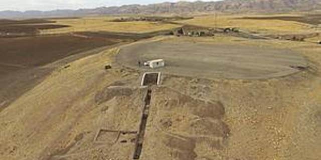 The Bassetki mound on the broad plain of the eastern Tigris with the Zagros mountains in the background. (Photo: Matthias Lang/ Benjamin Glissmann, University of Tübingen eScience-Center)
