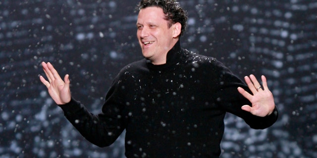 Designer Isaac Mizrahi acknowledges the crowd following his Fall 2010 fashion show at New York Fashion Week, February 18, 2010. REUTERS/Brendan McDermid (UNITED STATES - Tags: FASHION) - GM1E62J0HQ501