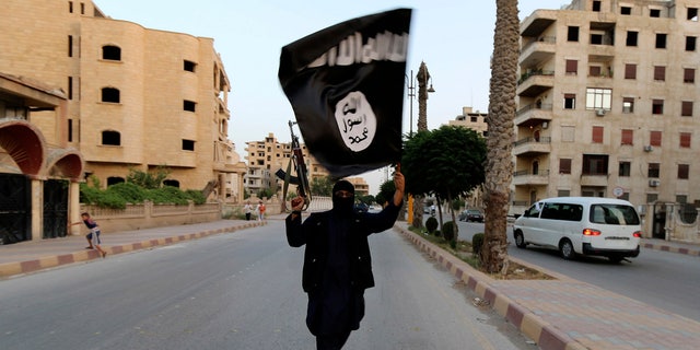 ISIS ha estado librando una guerra de campañas y reclutamiento en línea durante mucho tiempo.  (Reuters) 
