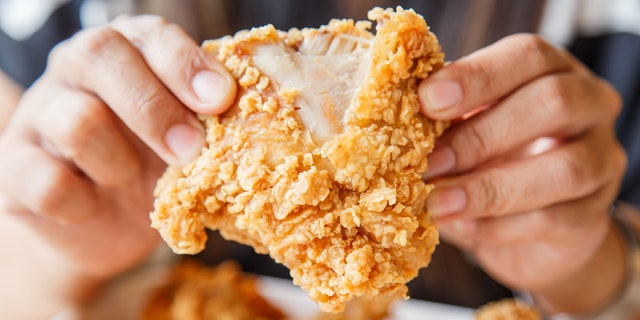 A Long Beach restaurant is under fire for serving Popeyes fried chicken on its menu.