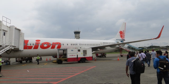 A man was taken into custody for repeatedly putting on a life jacket without being prompted by flight crew, and worrying other passengers.