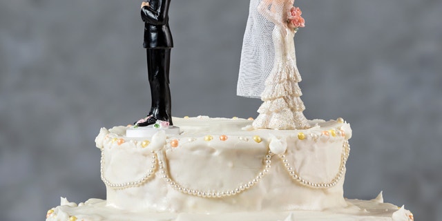 Wedding cake spouses turning their backs to each other for emerging problems