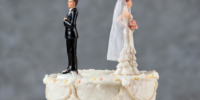 Wedding cake spouses turning their backs to each other for emerging problems