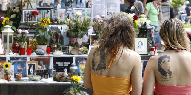 Fans observe a moment of silence at a memorial for the late Michael Jackson in Munich June 25, 2010. (REUTERS)