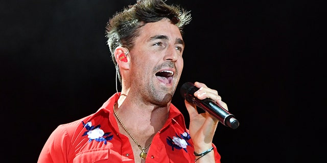 LAS VEGAS, NV - OCTOBER 01: Recording artist Jake Owen performs during the Route 91 Harvest country music festival at the Las Vegas Village on October 1, 2017 in Las Vegas, Nevada. (Photo by Mindy Small/FilmMagic)