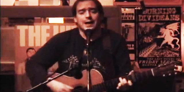 Jason Molina performing in 2006.