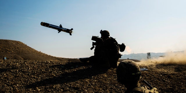 A U.S. soldier from Dragon Troop of the 3rd Cavalry Regiment fires a Javelin missile system during their first training exercise of the new year near operating base Gamberi in the Laghman province of Afghanistan January 1, 2015. REUTERS/Lucas Jackson (AFGHANISTAN - Tags: CIVIL UNREST POLITICS MILITARY TPX IMAGES OF THE DAY) - GM1EB111SMJ01