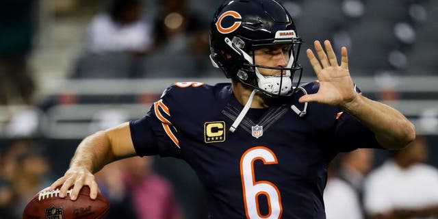 CHICAGO, IL - SEPTEMBER 19: Quarterback Jay Cutler #6 of the Chicago Bears warms up prior to the game against the Philadelphia Eagles at Soldier Field on September 19, 2016 in Chicago, Illinois. (Photo by Jonathan Daniel/Getty Images)