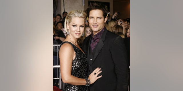 Actor Peter Facinelli, star of the new film "The Twilight Saga: New Moon" poses with his wife, actress Jennie Garth, at the film's Los Angeles premiere November 16, 2009. REUTERS/Fred Prouser (UNITED STATES ENTERTAINMENT) - RTXQTLT