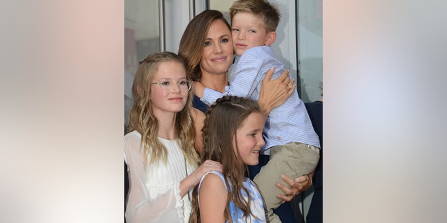 Jennifer Garner with her children.