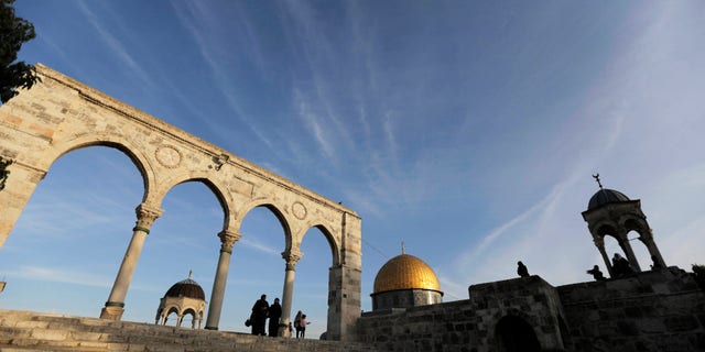 The Dome of the Rock (C) is seen in the background, as Palestinians visit the compound known to Muslims as Noble Sanctuary and to Jews as Temple Mount, in Jerusalem's Old City January 21, 2014. REUTERS/Ammar Awad (JERUSALEM - Tags: SOCIETY RELIGION TRAVEL TPX IMAGES OF THE DAY) - RTX17OCA