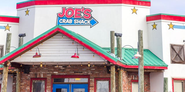 A number of workers at Joe's Crab Shack say the restaurants failed to give notice before closing.