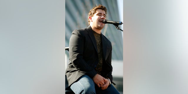 U.S. Marine and country music singer Josh Gracin sings at the dedication of the National Museum of the Marine Corps in Triangle, Virginia, November 10, 2006. The ceremony is being held on the 231st anniversary of the U.S. Marine Corps. REUTERS/Jason Reed (UNITED STATES) - RTR1J7WC