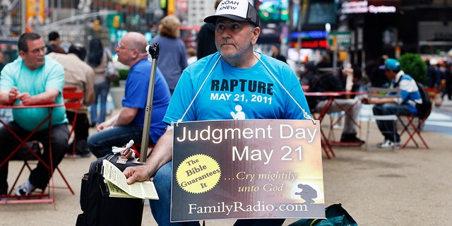 omul stă în Times Square din New York în 2011 avertizând despre sfârșitul lumii, așa cum a prezis predicatorul Evanghelist Harold Camping's Times Square in 2011 warning about the end of the world, as predicted by Evangelist preacher Harold Camping