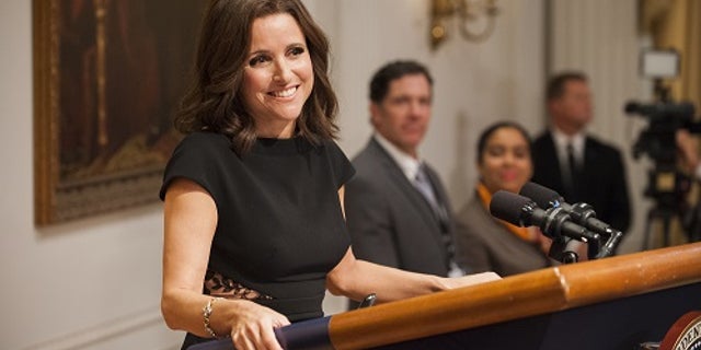 En esta imagen difundida por HBO, Julia Louis-Dreyfus en una escena de "Veep". Louis-Dreyfus fue nominada a un premio Emmy a la mejor actriz en una serie de comedia el jueves 13 de julio del 2017. La ceremonia de los premios Emmy se transmitirá el 17 de septiembre por CBS. (Colleen Hayes/HBO via AP)