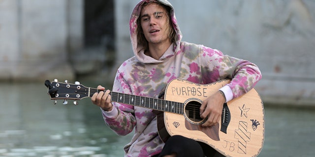 Justin Bieber played a couple of songs for Hailey Baldwin and his fans at the Buckingham Palace fountain, London, on Sept. 18, 2018.