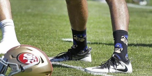 Colin Kaepernick caught wearing socks showing 'pig' cops | Fox News