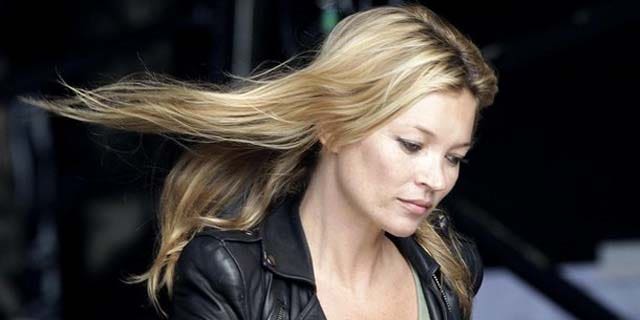 Supermodel Kate Moss arrives at the Other stage to watch her fiance Jamie Hince's band The Kills perform on the fourth day of the Glastonbury Festival in Worthy Farm, Somerset June 25, 2011. REUTERS/Cathal McNaughton (BRITAIN - Tags: ENTERTAINMENT)