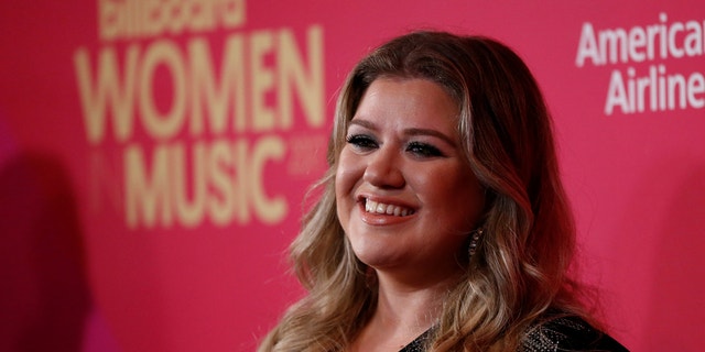 Kelly Clarkson is firing back at an eliminated "Voice" contestant who called her "small-minded."