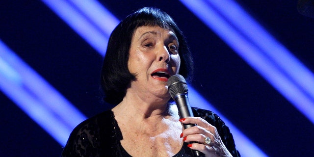 FILE - In this Feb. 10, 2008 file photo, Keely Smith presents an award at the 50th Annual Grammy Awards in Los Angeles. Smith, a pop and jazz singer known for her solo recordings of jazz standards as well as her musical partnership with Louis Prima, died Saturday, Dec. 16, 2017, of apparent heart failure in Palm Springs at the age of 89. (AP Photo/Kevork Djansezian, File)