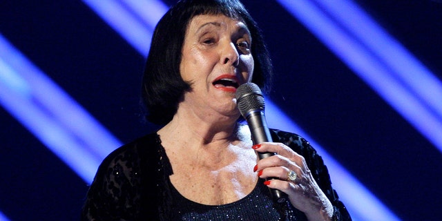 FILE - In this Feb. 10, 2008 file photo, Keely Smith presents an award at the 50th Annual Grammy Awards in Los Angeles. Smith, a pop and jazz singer known for her solo recordings of jazz standards as well as her musical partnership with Louis Prima, died Saturday, Dec. 16, 2017, of apparent heart failure in Palm Springs at the age of 89. (AP Photo/Kevork Djansezian, File)