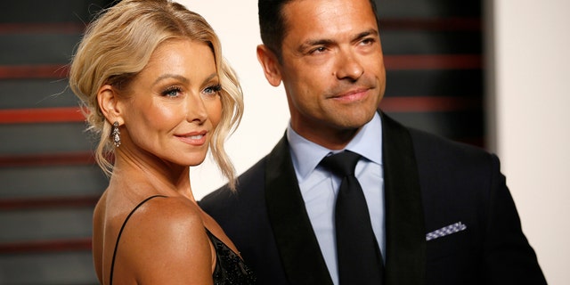 Actress Kelly Ripa and husband Mark Consuelos arrives at the Vanity Fair Oscar Party in Beverly Hills, California February 28, 2016.