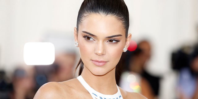 Television personality Kendall Jenner arrives at the Metropolitan Museum of Art Costume Institute Gala (Met Gala) to celebrate the opening of "Manus x Machina: Fashion in an Age of Technology" in the Manhattan borough of New York, May 2, 2016. REUTERS/Eduardo Munoz - RTX2CIFN