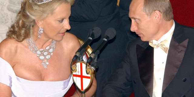 Russian President Vladimir Putin (R) speaks with Britain's Princess Michael of Kent during a reception at the Guildhall in London, June 25, 2003.