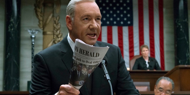 Kevin Spacey is accused of groping two people from the "House of Cards" cast and crew, 새로운보고에 따르면.