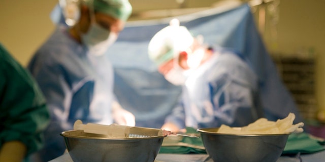 Doctors in a kidney transplant operation, 26th October 2010. (Photo by Xurxo Lobato/Cover/Getty Images)